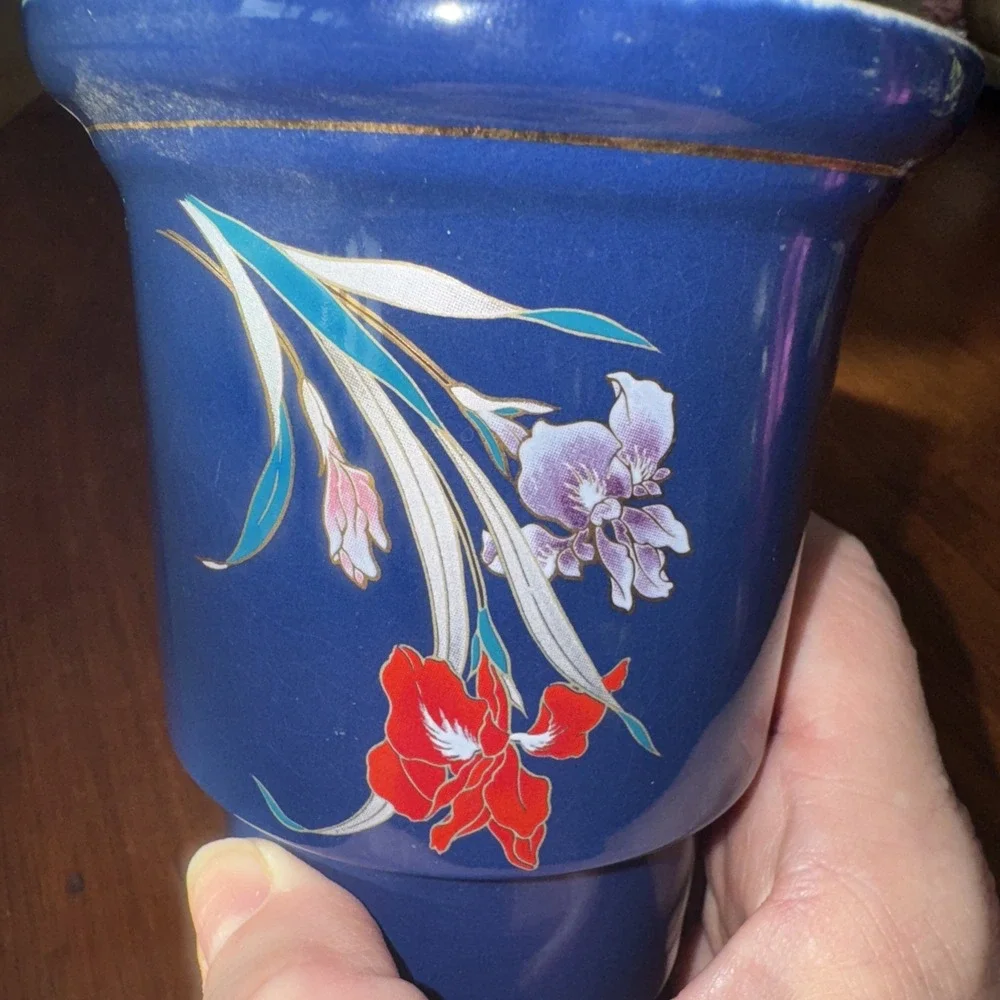 Vintage Japanese vase Royal blue  w/red‎ & purple hand painted flowers OLA001